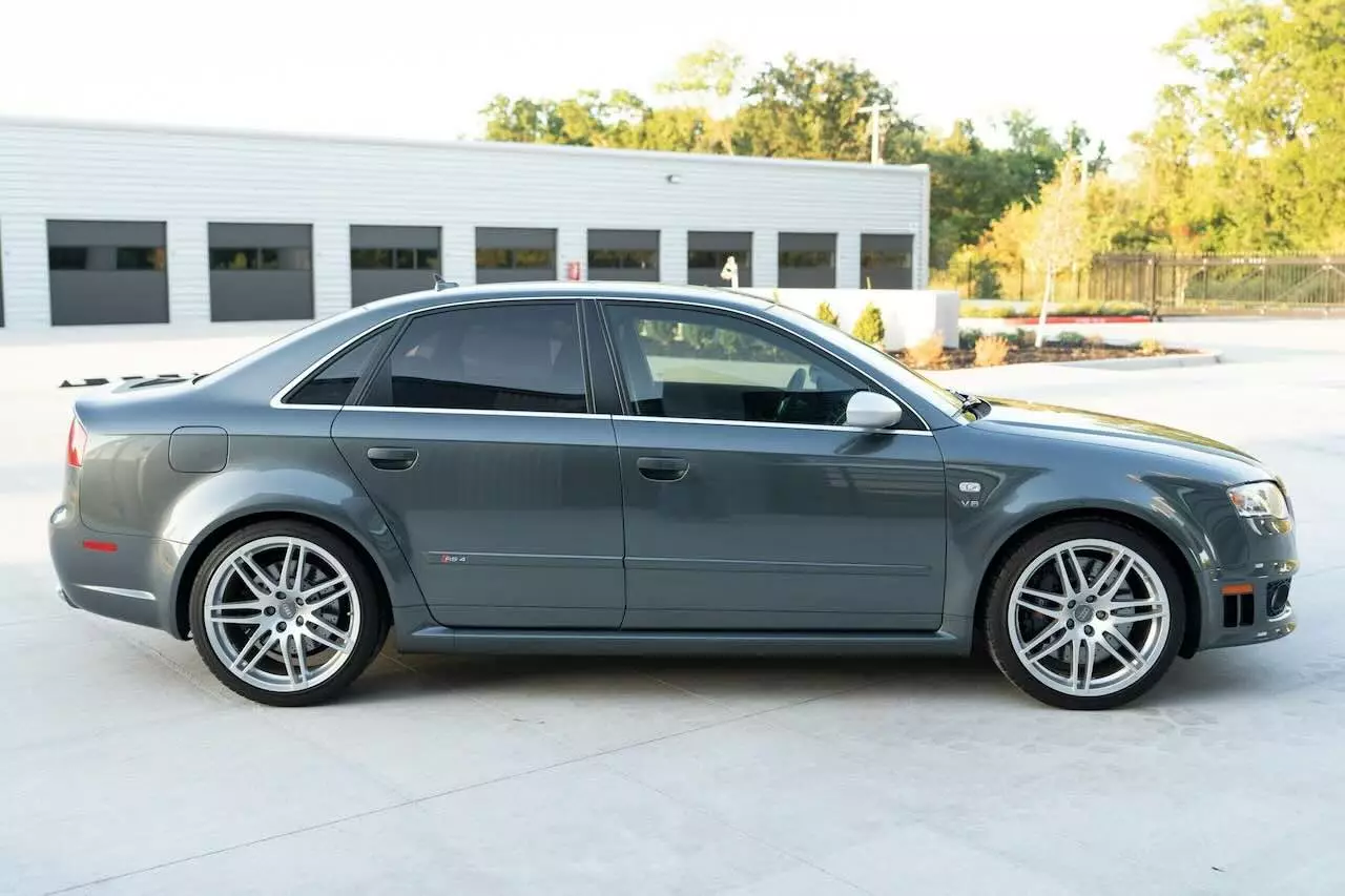 Un Audi RS4 a stat 18 ani nefolosit într-un garaj și a ajuns să valoreze o avere. Are doar 19.600 de kilometri la bord